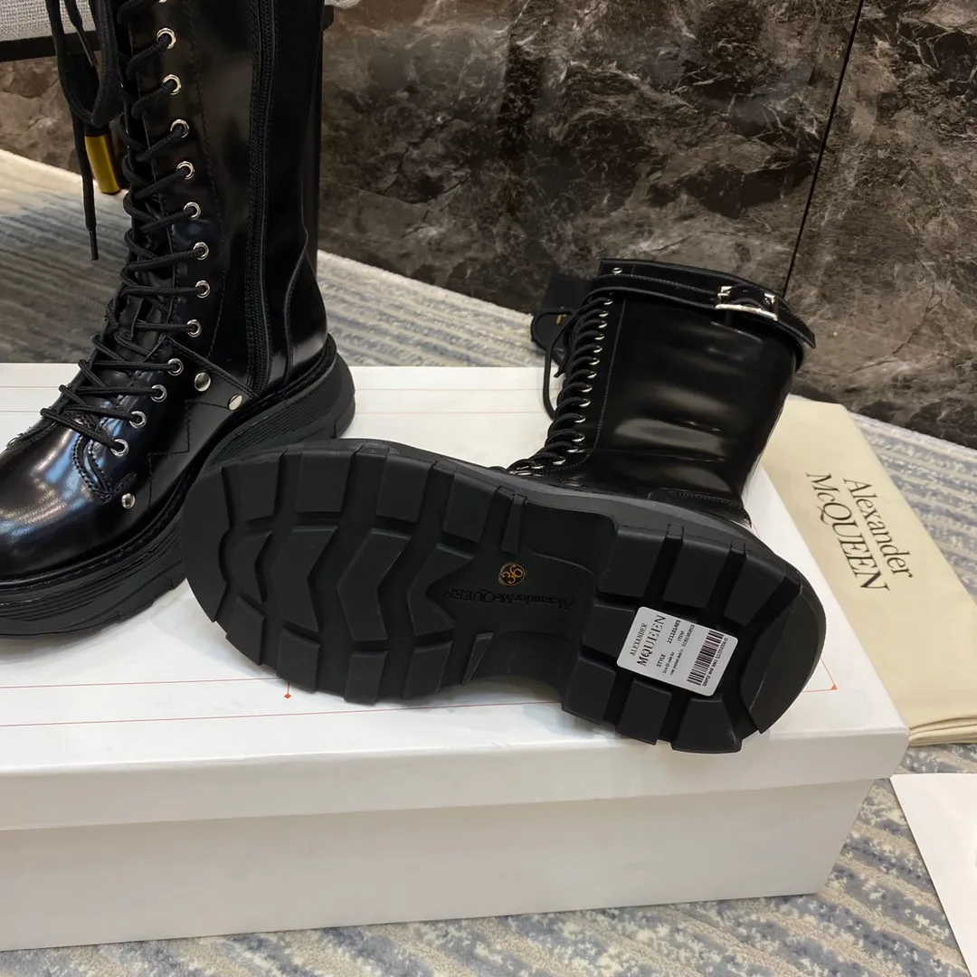 👟👟Ex-factory price 760👟👟MCQ McQueen boots ▪️The latest new color series of Alexander McQu**▪️2020s counter ────────────────This can completely replace its previous popular white shoe series 🎉 It is not picky about the foot shape at all, and it looks great on the foot ▪️Upper: exclusive custom-made original open-edge beaded cowhide ▪️ Inside: original customized sheepskin ➕ genuine leather welt ▪️Exclusive molded original outsole Anti-slip T👟👟Factory price U outsole Size 35-39 [40 can be customized and non-returnable]